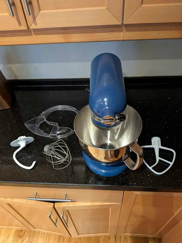 KitchenAid Artisan Stand Mixer in Processors, Blenders & Juicers in City of Toronto - Image 3