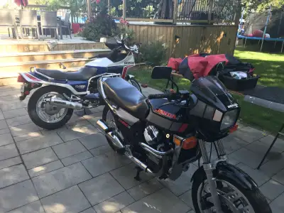 Moto démontée avec plusieurs pièces en stock. Projet interrompu. Moteur refait : Clutch, segments, t...