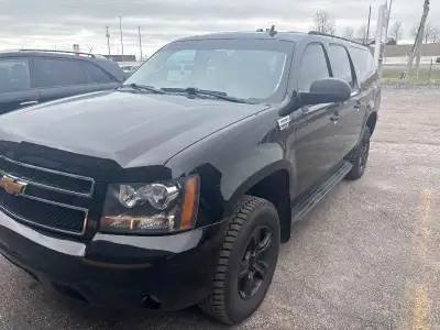 2013 Chevy suburban 4x4 Rare black on black 8 passenger leather Sun roof navigation dvd 5/3 v 8 Fact...