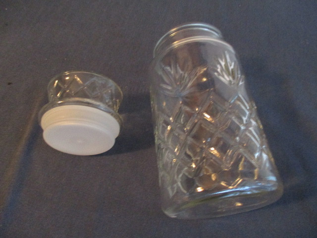 PLANTER'S MR. PEANUT 8"  HUMIDOR GLASS JAR WITH LID-1970/80'S dans Art et objets de collection  à Laval/Rive Nord - Image 4