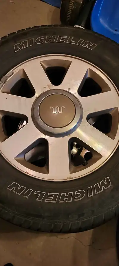 Selling my old 18" rims off my 2006 Ford F150 King Ranch. One rim is damaged with a good chunk missi...