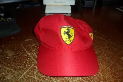 Cette annonce est pour inclus les items suivants : Scuderia Ferrari Official Licensed Product Pennzo...