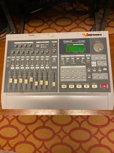 ROLAND VS880 EXPANDED RECORDER-------2 INTERNAL EFFECTS CARDS----USE AS AN 8 CHANNEL MIXER OR DIGITA...