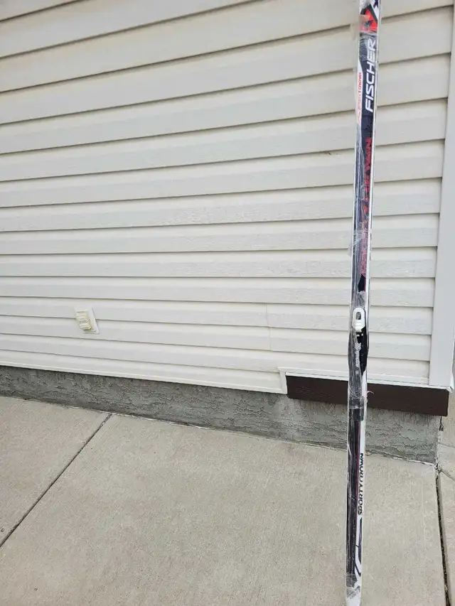 New Fischer XC Sporty Crown cross country ski 197cm in Ski in Calgary - Image 3