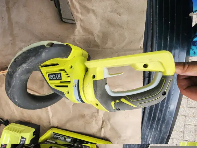 RYOBI 40V 24-inch Lithium-Ion Cordless Hedge Trimmer (Tool Only) in Outdoor Tools & Storage in Windsor Region - Image 7