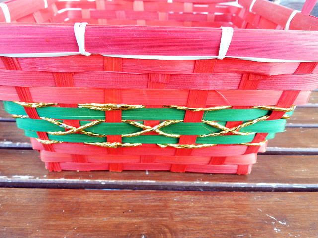All NEW Handmade Christmas Red and Green Woven Baskets in Home Décor & Accents in Belleville - Image 3
