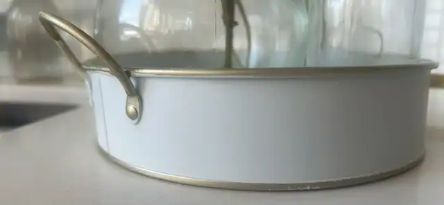 7” round tin tray with 3 glass vases in Home Décor & Accents in City of Toronto - Image 6