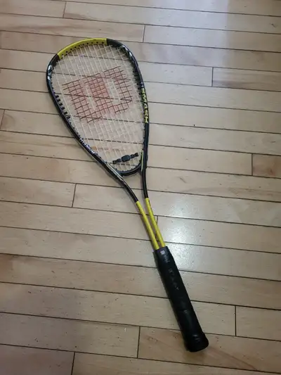 Raquette de squash de marque Wilson, en très bonne condition, comme neuf. À vendre seulement $20 Tex...
