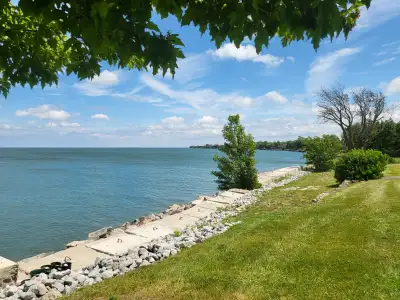 Spacious 2 Bedroom Lakefront Bungalow Stoney Creek $2200 All Inc