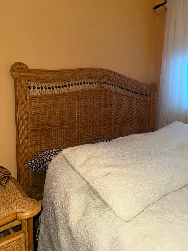 Ensemble de chambre à coucher en rotin ! Négociable !! in Multi-item in Saint-Hyacinthe - Image 5