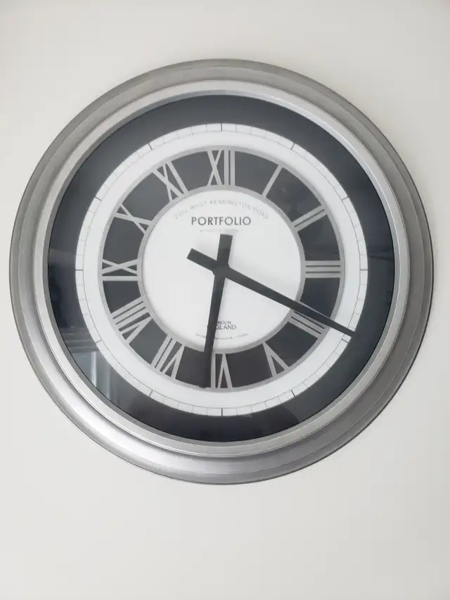 Decorative 20" Wall Clock. (Battery powered) in Home Décor & Accents in Markham / York Region - Image 2