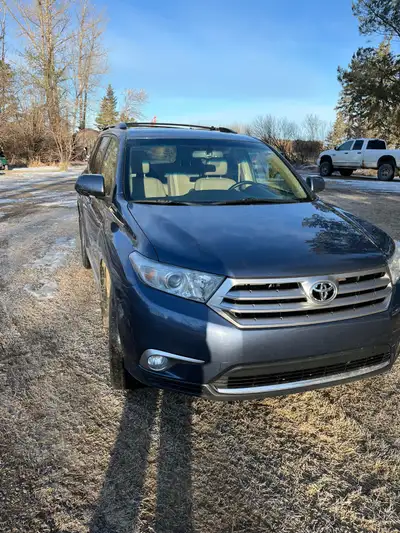 2013 highlander loaded for the year, good condition, good glass, 50% summer tires, runs and drives e...