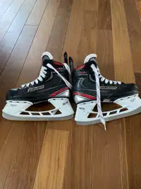 Patins de hockey Bauer Vapor x2.5 (size 2) en excellent état 