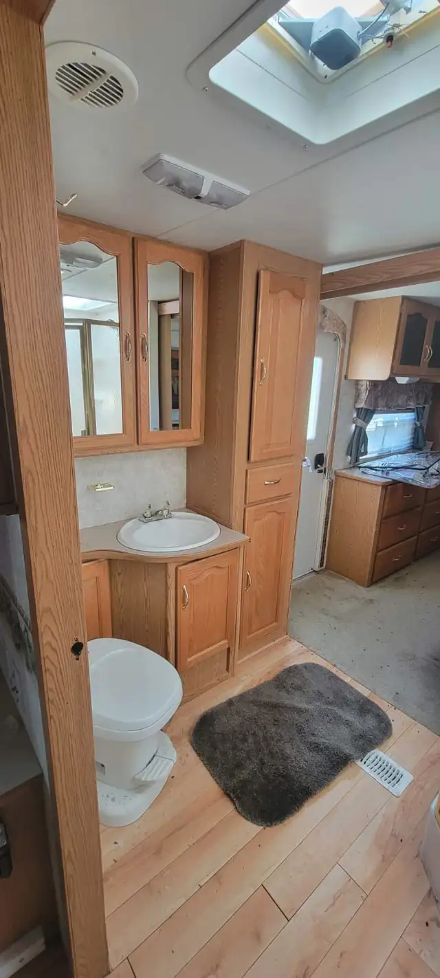 32 ft R.V Camper Keystone Mountianeer by Montana in Travel Trailers & Campers in Nelson - Image 6