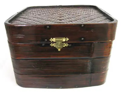 BOITE en BOIS LACQUE VINTAGE LACQUERED WOODEN BOX, View more
