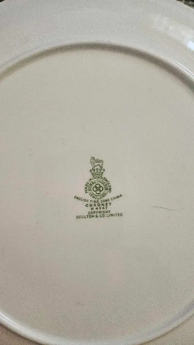 Royal Doulton Full China Set 50 Pieces in Kitchen & Dining Wares in City of Toronto - Image 6