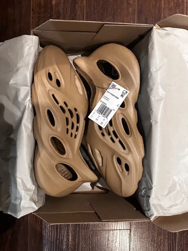 Yeezy Foam Runner Clay Taupe Size 11 in Men's Shoes in City of Toronto - Image 2
