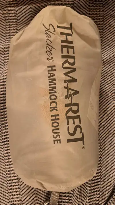 Hamac de qualité Termarest. Il est en état neuf et n'a été jamais utilisé. Composants: - bâche - ham...