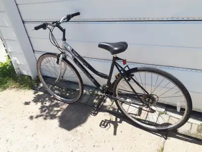 Vélo de randonnées en bonne condition on demande 65$ au 4183809233 svp communiquer par téléphone ou...