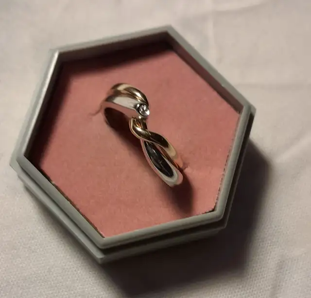 Bague - Jonc - Or 10K - Jaune et Blanc - Petit diamant in Jewellery & Watches in City of Montréal - Image 2
