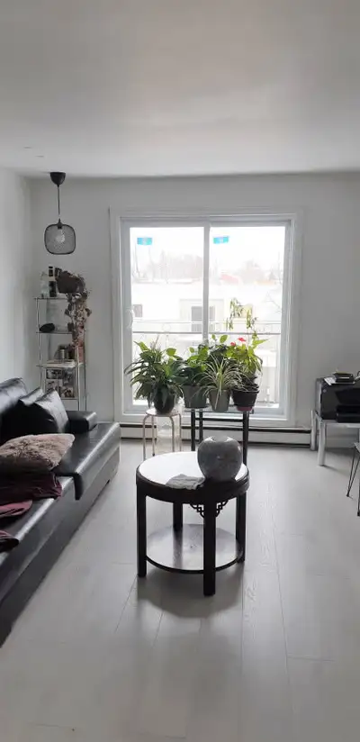 Spacieux et lumineux appartement de 5 pièces et demie situé au 2e étage d'un immeuble sécurisé. L'im...