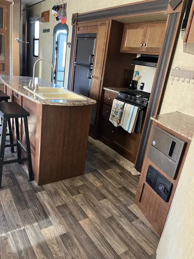 2017 Keystone 5th Wheel in Travel Trailers & Campers in Lloydminster - Image 7