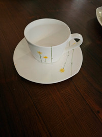 Aynsley Daisy Chain Dinnerware.  A  Pretty delicate design,  wit