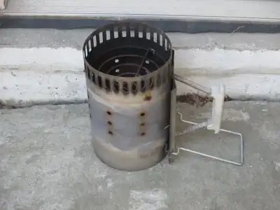 CHARCOAL CHIMNEY STARTER in good condition . Rapid starting in minutes. $10 401/Neilson Rd. S. Scarb...