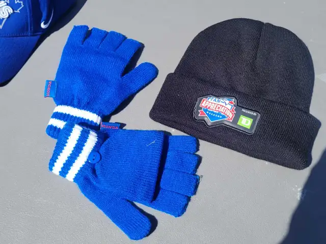 Toronto Blue Jays Toque and Gloves/mitt Set in Kids & Youth in Oshawa / Durham Region - Image 3