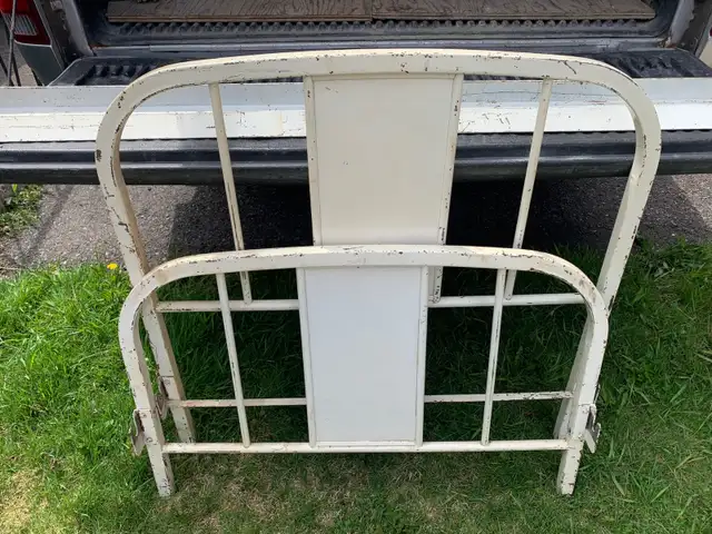 Lit Simple en acier / Antique / Vintage in Beds & Mattresses in Longueuil / South Shore - Image 3