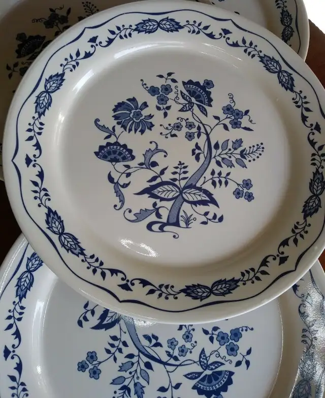 2X CORELLE Corning BLUE FLORAL Blue Onion Design Dinner  Plates in Kitchen & Dining Wares in Markham / York Region - Image 3