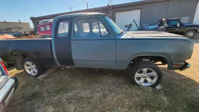 W10 Was origonal 440 truck, no engine. Big block 727and running gear in place. Cab has zero rust..fl...