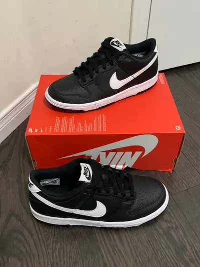 Hi, shoes are brand new size 5.5 Youth, Fits size 7 Women’s. No lid for the box.