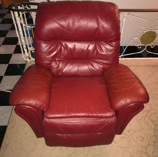 RED sofa chair / fauteuil inclinable ROUGE “captain’s chair” dans Chaises, Fauteuils inclinables  à Ville de Montréal
