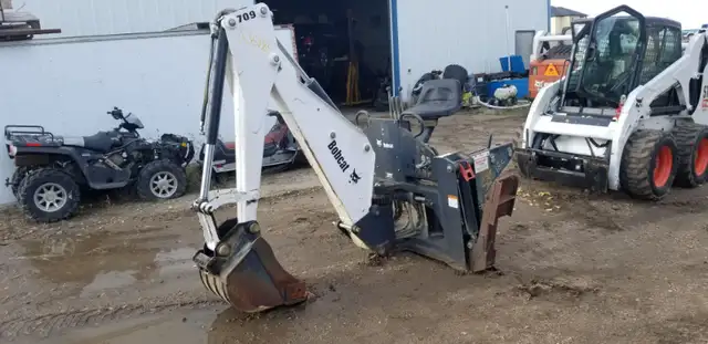 2003 Bobcat 709FDS Skid Steer Backhoe Attachment in Heavy Equipment in Regina - Image 3