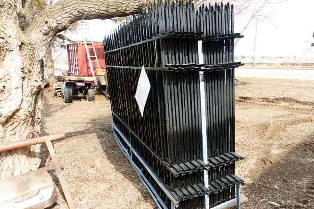 2 bundles of yard fence 220 feet each in Decks & Fences in Saskatoon - Image 4