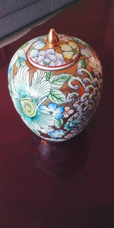 Gilding Gold painted Floral Vase/Urn in Home Décor & Accents in City of Toronto - Image 3