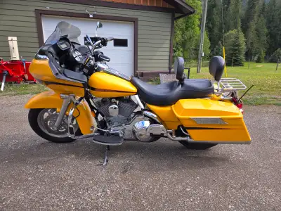 Beautiful 2006 Harley Road Glide. Yellow Tricolor Pearl, gold, green, red highlights. Clockworks con...