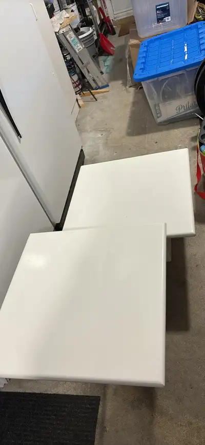 Deux tables de salons à vendre. En mélamine blanche, View more