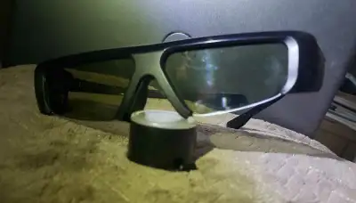 Brand new out of box mint condition SAMSUNG active 3D glasses V23.00 Model : SSG-3100GB