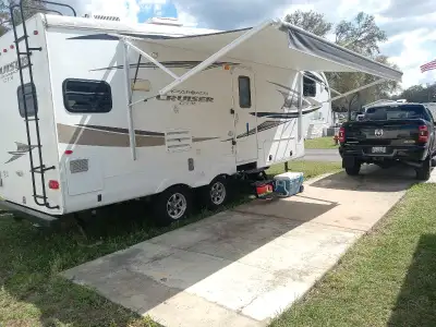 26Ft 5th wheel with electric awning and rear jacks. Auto level hookup and disconnect. Camper in very...