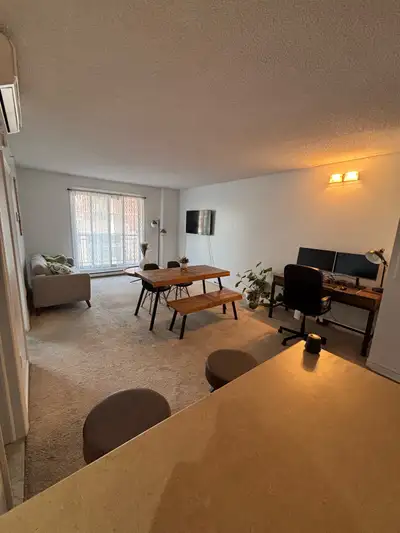 1 MOI GRATUIT CONDOMINIUM À LOUER Grand luxueux 3 1/2. Balcon Face Mail Champlain Deux pas de la sta...