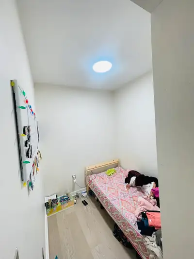 Cozy den available in a 2+Den apartment in downtown Toronto—ideal for a student or young professiona...