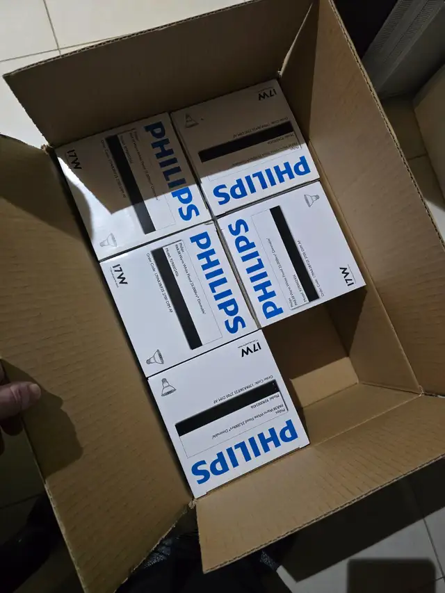 Philips - Par38 led outdoor flood light bulb box of 6 in Outdoor Lighting in City of Toronto - Image 4