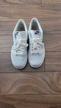 Nike platinum white shoes