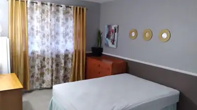 *Spacious room for single occupancy *Few steps away from 2 bus stops in Sidney Street (West End) * C...