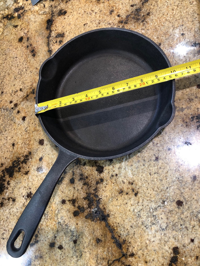 Cast iron skillet (10 inch) in Kitchen & Dining Wares in Oakville / Halton Region - Image 3
