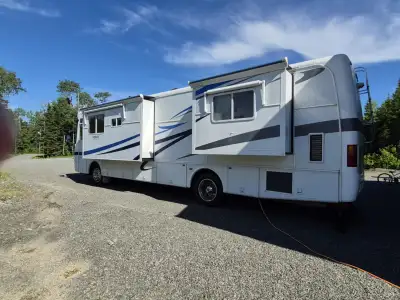 otorisé diesel. De marque holiday rambler. Moteur cummins 5.9 avec transmission allison. 37' de long...
