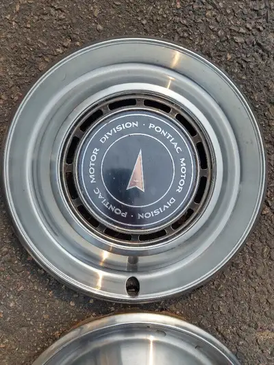 Set of 4 stock OEM Pontiac dog dish hub caps, circa 1975-76, 15" diameter, a few nicks and scuffs no...