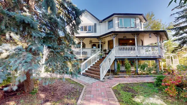 5-Bedroom Character Home on 0.30 Acre Triple Lot – Lamont AB